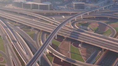 Dubai şehir merkezindeki boş otoyol kavşağının havadan görüntüsü.