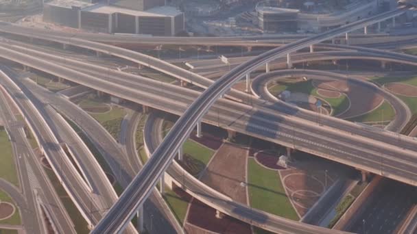 Αεροφωτογραφία της κενής ανταλλαγής αυτοκινητοδρόμων στο κέντρο του Ντουμπάι. — Αρχείο Βίντεο