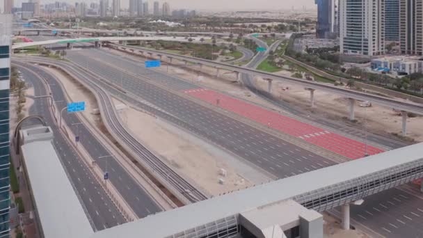 Αεροφωτογραφία του άδειου αυτοκινητόδρομου και της ανταλλαγής χωρίς αυτοκίνητα στο Ντουμπάι — Αρχείο Βίντεο