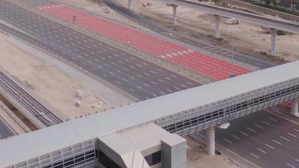 Luchtfoto van lege snelweg en overstap zonder auto 's in Dubai — Stockvideo