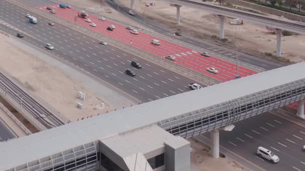 Widok z lotu próżni autostrady i skrzyżowania bez samochodów w Dubaju — Wideo stockowe