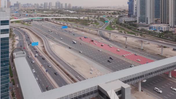 Vista aérea de la autopista vacía y el intercambio sin coches en Dubai — Vídeo de stock