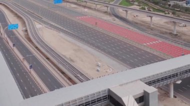 Boş otoyol ve Dubai 'de arabasız kavşak manzarası