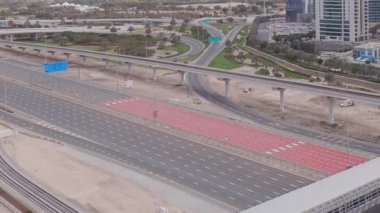 Boş otoyol ve Dubai 'de arabasız kavşak manzarası