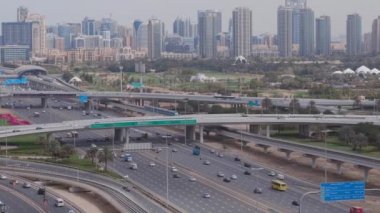 Boş otoyol ve Dubai 'de arabasız kavşak manzarası