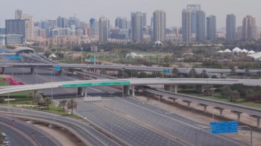 Boş otoyol ve Dubai 'de arabasız kavşak manzarası