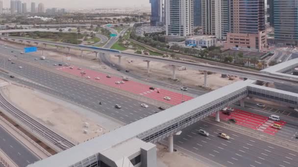 Widok z lotu próżni autostrady i skrzyżowania bez samochodów w Dubaju — Wideo stockowe