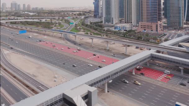 Luchtfoto van lege snelweg en overstap zonder auto 's in Dubai — Stockvideo