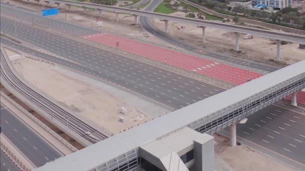 Widok z lotu próżni autostrady i skrzyżowania bez samochodów w Dubaju — Wideo stockowe