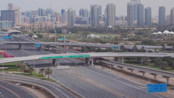 Luchtfoto van lege snelweg en overstap zonder auto 's in Dubai — Stockvideo