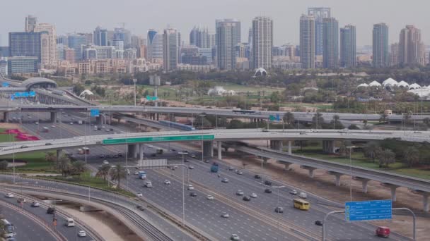 Luchtfoto van lege snelweg en overstap zonder auto 's in Dubai — Stockvideo