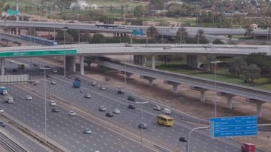 Boş otoyol ve Dubai 'de arabasız kavşak manzarası