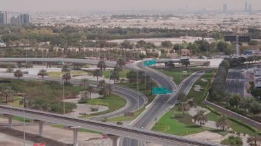 Boş otoyol ve Dubai 'de arabasız kavşak manzarası