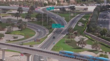 Boş otoyol ve Dubai 'de arabasız kavşak manzarası