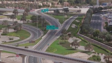 Boş otoyol ve Dubai 'de arabasız kavşak manzarası
