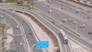 Boş otoyol ve Dubai 'de arabasız kavşak manzarası