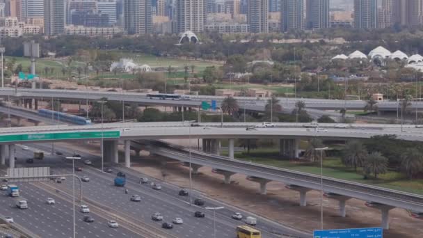 Veduta aerea di autostrada vuota e interscambio senza auto a Dubai — Video Stock