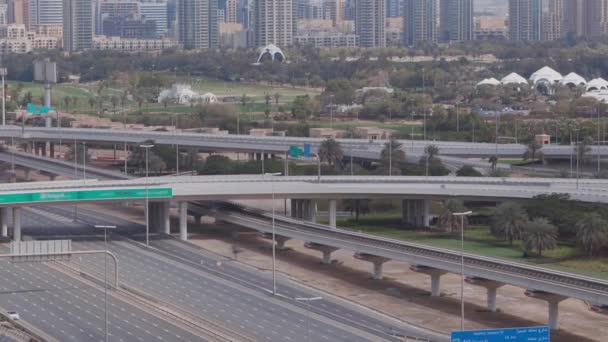 두 바이에서는 비어 있는 고속도로 와 차량 이 없는 교차로를 공중에서 내려다본 모습 — 비디오