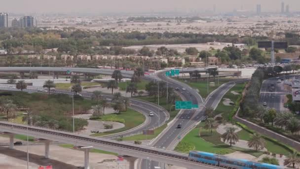Boş otoyol ve Dubai 'de arabasız kavşak manzarası — Stok video