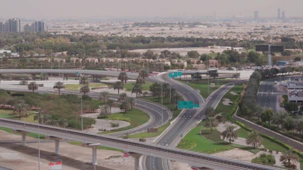 Widok z lotu próżni autostrady i skrzyżowania bez samochodów w Dubaju — Wideo stockowe