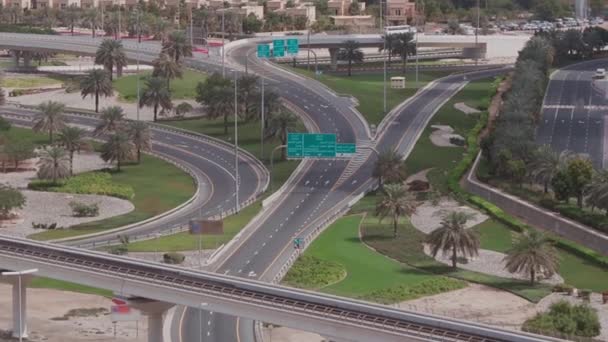 Flygfoto över tom motorväg och byte utan bilar i Dubai — Stockvideo