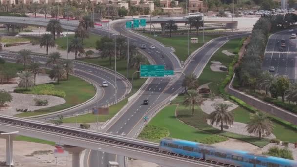 Letecký pohled na prázdnou dálnici a bez aut v Dubaji — Stock video