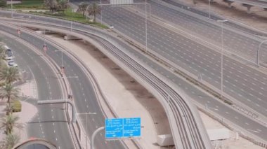 Boş otoyol ve Dubai 'de arabasız kavşak manzarası