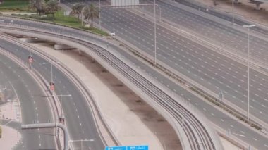 Boş otoyol ve Dubai 'de arabasız kavşak manzarası