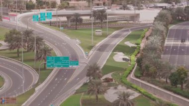 Boş otoyol ve Dubai 'de arabasız kavşak manzarası