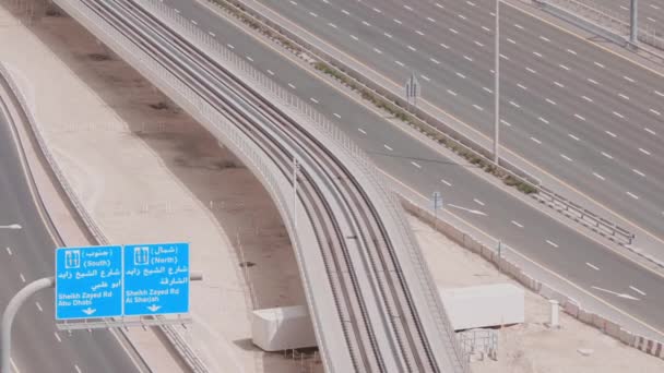 Légi felvétel az üres autópályáról és a személygépkocsik nélküli csomópontokról Dubaiban — Stock videók
