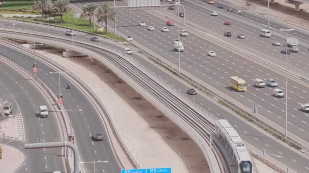 두 바이에서는 비어 있는 고속도로 와 차량 이 없는 교차로를 공중에서 내려다본 모습 — 비디오