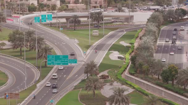 Повітряний вид на порожню автостраду та розв "язку без автомобілів у Дубаї. — стокове відео