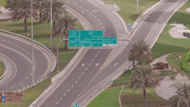 Повітряний вид на порожню автостраду та розв "язку без автомобілів у Дубаї. — стокове відео