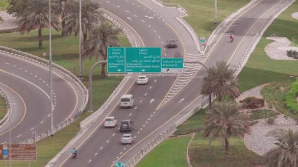 Vue aérienne de l'autoroute vide et échangeur sans voitures à Dubaï — Video