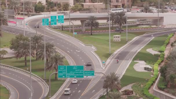 Vista aérea de la autopista vacía y el intercambio sin coches en Dubai — Vídeos de Stock