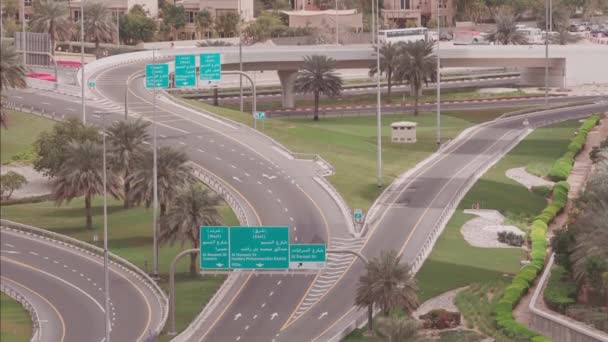 Luftaufnahme einer leeren Autobahn und eines Verkehrsknotenpunkts ohne Autos in Dubai — Stockvideo