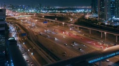 Boş otoyolun hava gece görüşü ve Dubai 'de arabasız kavşak