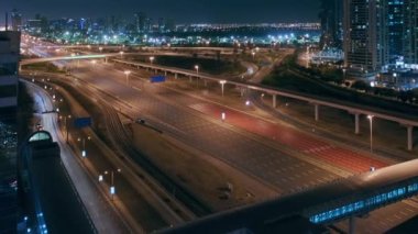 Boş otoyolun hava gece görüşü ve Dubai 'de arabasız kavşak
