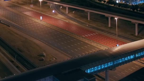 Повітряний нічний вид на пусту автостраду і обмін без автомобілів в Дубаї — стокове відео