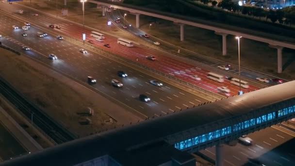 ドバイで車のない空の高速道路やインターチェンジの空中夜景 — ストック動画