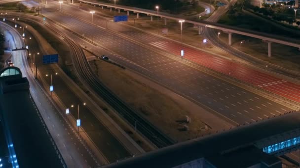 Flyg natt utsikt över tom motorväg och utbyte utan bilar i Dubai — Stockvideo
