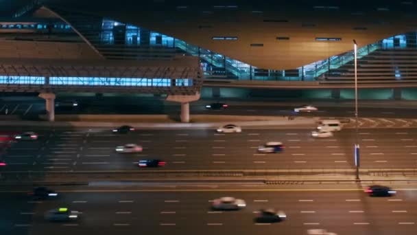 Vista aérea nocturna de la autopista vacía y el intercambio sin coches en Dubai — Vídeo de stock