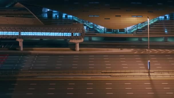 Vue aérienne de nuit de l'autoroute vide et échangeur sans voitures à Dubaï — Video