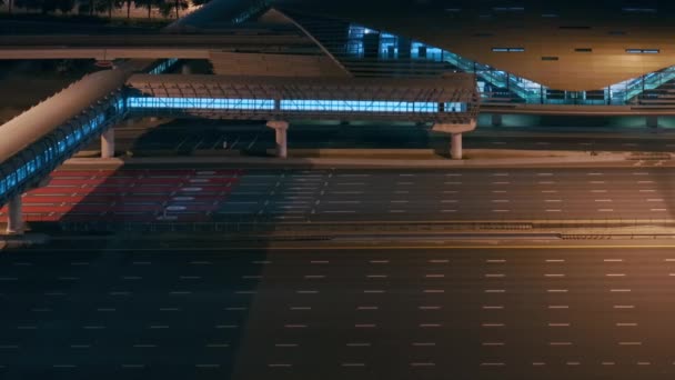 Vue aérienne de nuit de l'autoroute vide et échangeur sans voitures à Dubaï — Video