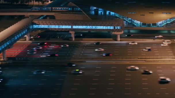 Vista aérea nocturna de la autopista vacía y el intercambio sin coches en Dubai — Vídeos de Stock