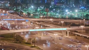 Boş otoyolun hava gece görüşü ve Dubai 'de arabasız kavşak