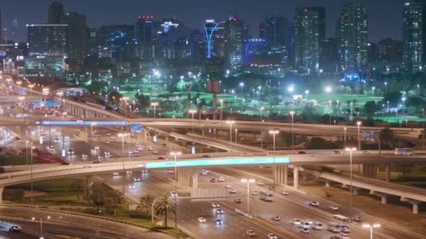 Vista aerea notturna di autostrada vuota e interscambio senza auto a Dubai — Video Stock