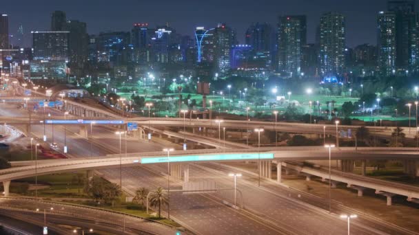 Повітряний нічний вид на пусту автостраду і обмін без автомобілів в Дубаї — стокове відео