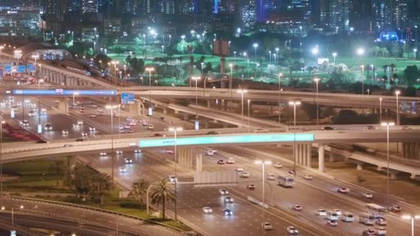 Vedere aeriană pe noapte a autostrăzii goale și a schimbului fără mașini în Dubai — Videoclip de stoc