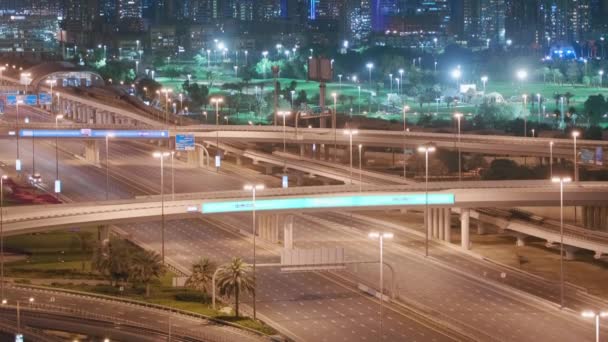 Vue aérienne de nuit de l'autoroute vide et échangeur sans voitures à Dubaï — Video